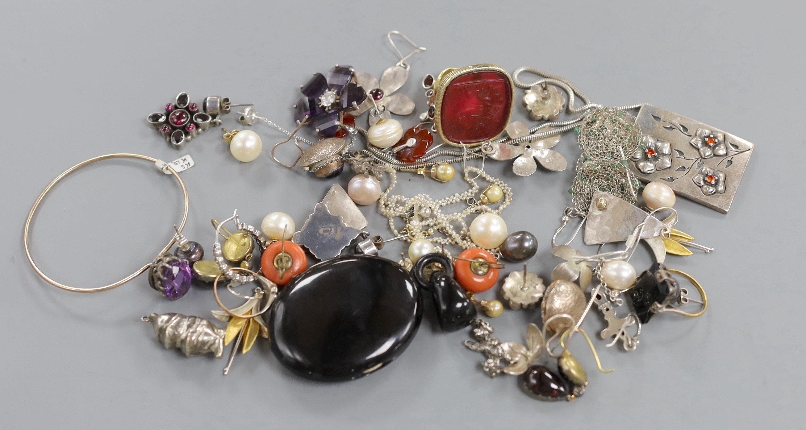 A quantity of mixed jewellery including a pair of 925 and garnet cluster earrings, a jet locket, charms, earrings etc.